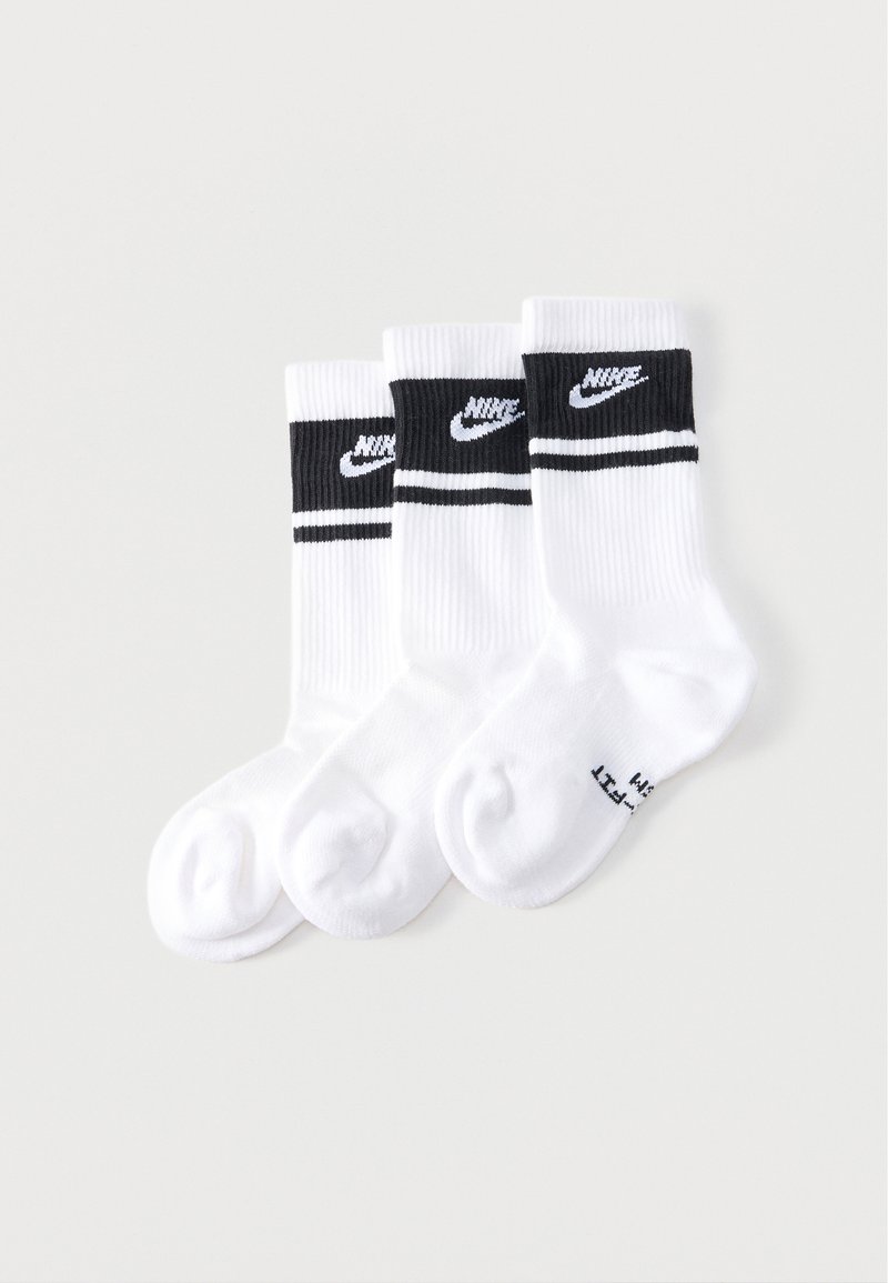 Trois paires de chaussettes blanches montantes avec des bandes noires et des logos Nike sur les poignets, disposées en chevauchement sur un fond clair.
