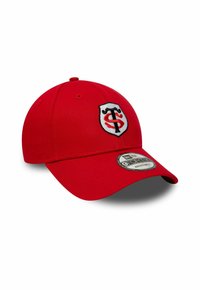 Cappello rosso con logo dello scudo ricamato, visiera curva e fascetta regolabile. Realizzato in tessuto con una texture liscia.