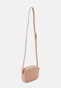 Borsa a tracolla in pelle rosa chiaro con motivo goffrato, forma rettangolare, chiusura con zip e tracolla regolabile.