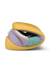 Baskets pliées à semelle jaune avec dessus en éponge lavande et détails en tissu tricot turquoise sur fond blanc.