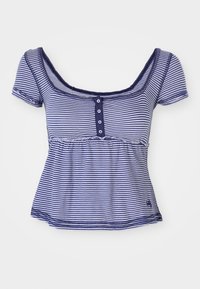 Korte mouwen top in marineblauw met witte strepen, met een ronde hals en knoopdetail aan de voorkant. Zachte stof met een gerimpelde taille.