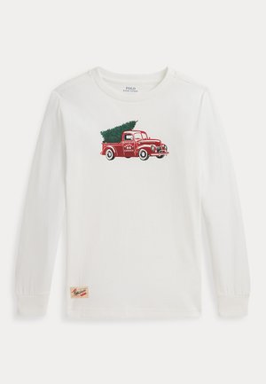 T-shirt blanc à manches longues avec un graphique d'un vieux camion rouge transportant un sapin de Noël vert, avec le texte "Pine Garage" sur la porte.