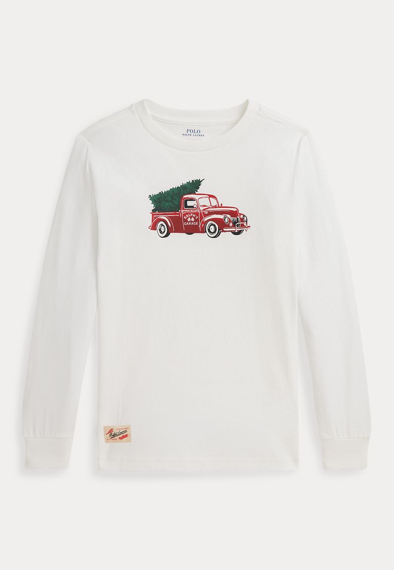 Baltas ilgas rankovėmis marškinėliai su raudonos vintage sunkvežimio, vežančio žalią Kalėdų eglutę, grafika ir tekstu "Pine Garage" ant durelių.