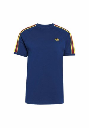 Teget plava Adidas majica s žutim i crvenim prugama na ramenima te malim žutim Adidas logotipom na lijevoj strani prsa.