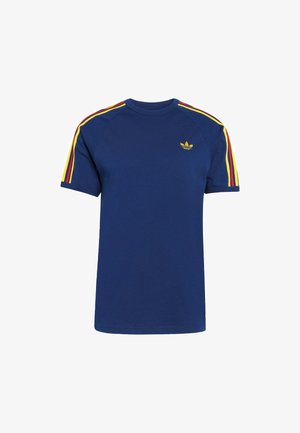 Námořnicky modré tričko Adidas se žlutými a červenými pruhy na ramenou a malým žlutým logem Adidas na levé straně hrudi.