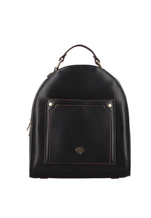 Sac à dos en cuir noir avec une poche avant, un logo doré, une poignée supérieure et des fermetures éclair dorées sur fond blanc.