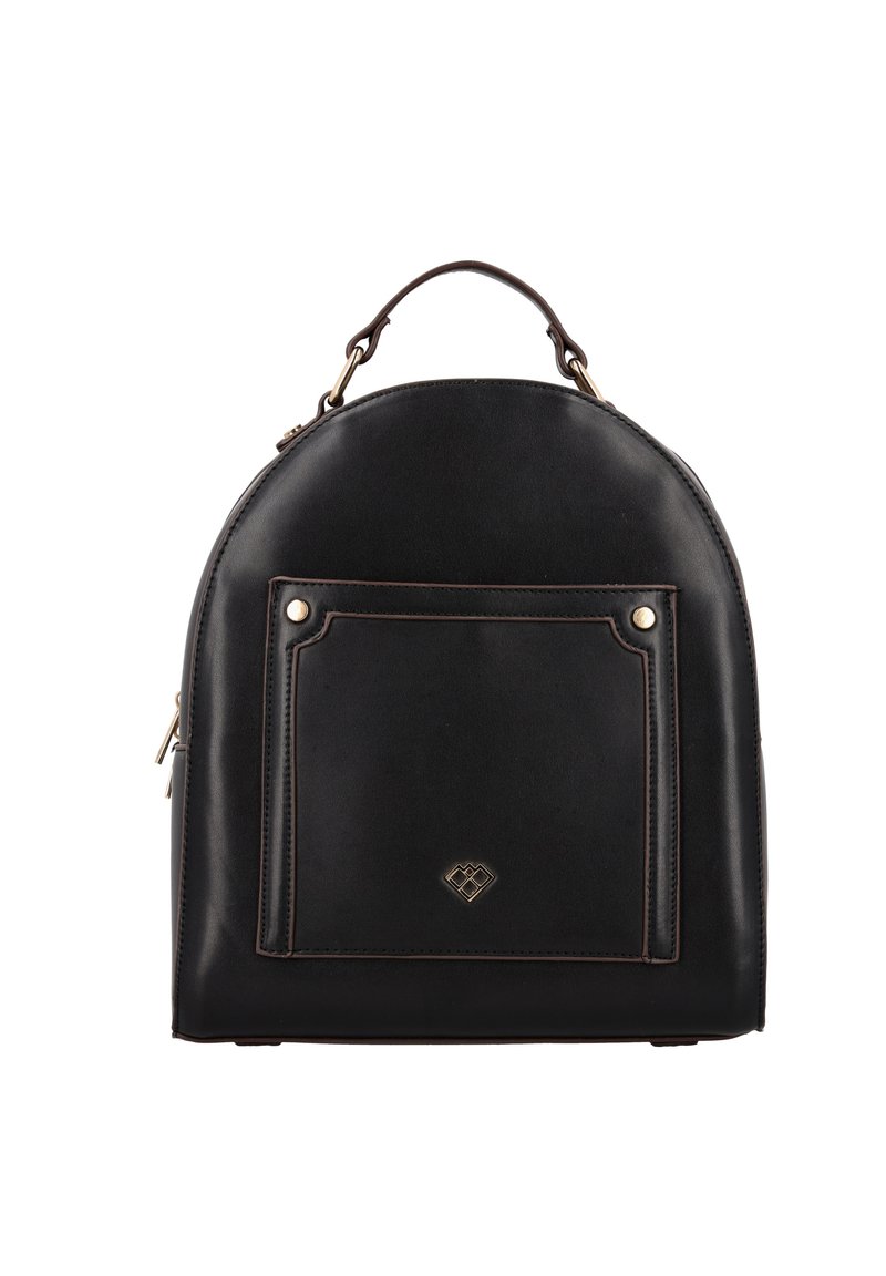 Černý kožený batoh s přední kapsou, zlatým logem, horní rukojetí a zlatým zipovým kováním na bílém pozadí.
