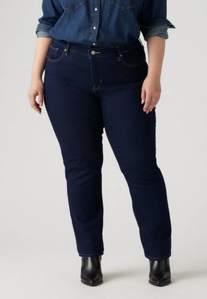 Σκούρο μπλε τζιν παντελόνι με στενή εφαρμογή, πέντε τσέπες και χρυσή ραφή, συνδυασμένο με ένα τζιν πουκάμισο. Ομαλή υφή και κλασικός σχεδιασμός.