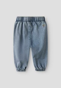 Svetlo modre denim hlače za malčke z elastičnim pasom, nabranimi manšetami in majhnim vezenim motivom medveda na desni sprednji strani.