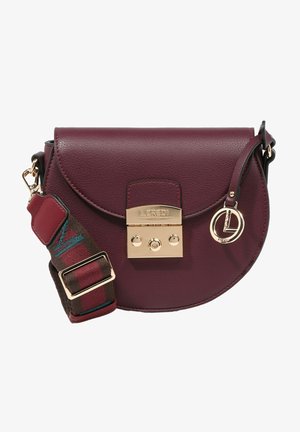 Bordowa skórzana torebka na ramię o usztywnionym kształcie, złotych okuciach, magnetycznym zapięciu na klapę oraz wzorzystym regulowanym pasku.