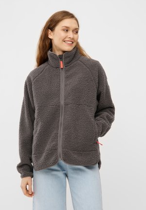 Grijze fleece jas met een hoge kraag, rits aan de voorkant en accent op de zakken. Zachte textuur en casual pasvorm, met contrasterende oranje rits trekdetails.