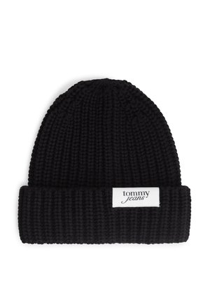 Bonnet en tricot noir avec revers plié comportant une étiquette rectangulaire blanche portant l'inscription "tommy jeans" en texte noir.