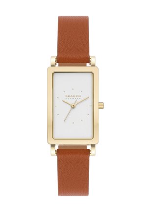 Reloj rectangular dorado con esfera blanca, agujas y marcadores dorados, con la marca "Skagen Denmark", combinado con una correa de cuero marrón.