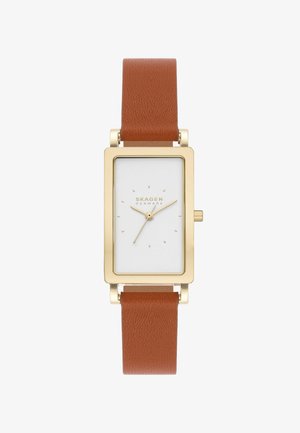 Reloj rectangular dorado con esfera blanca, agujas y marcadores dorados, con la marca "Skagen Denmark", combinado con una correa de cuero marrón.
