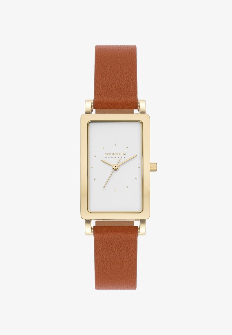 Rechthoekig gouden horloge met witte wijzerplaat, gouden wijzers en markers, merk "Skagen Denmark", gecombineerd met een bruine leren band.