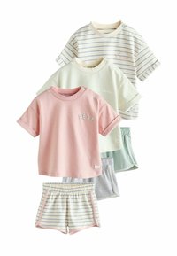 Set van vier kindertops en short in verschillende pastelkleuren. Gestreepte ontwerpen, ronde halslijnen en zachte stoffen voor comfort.