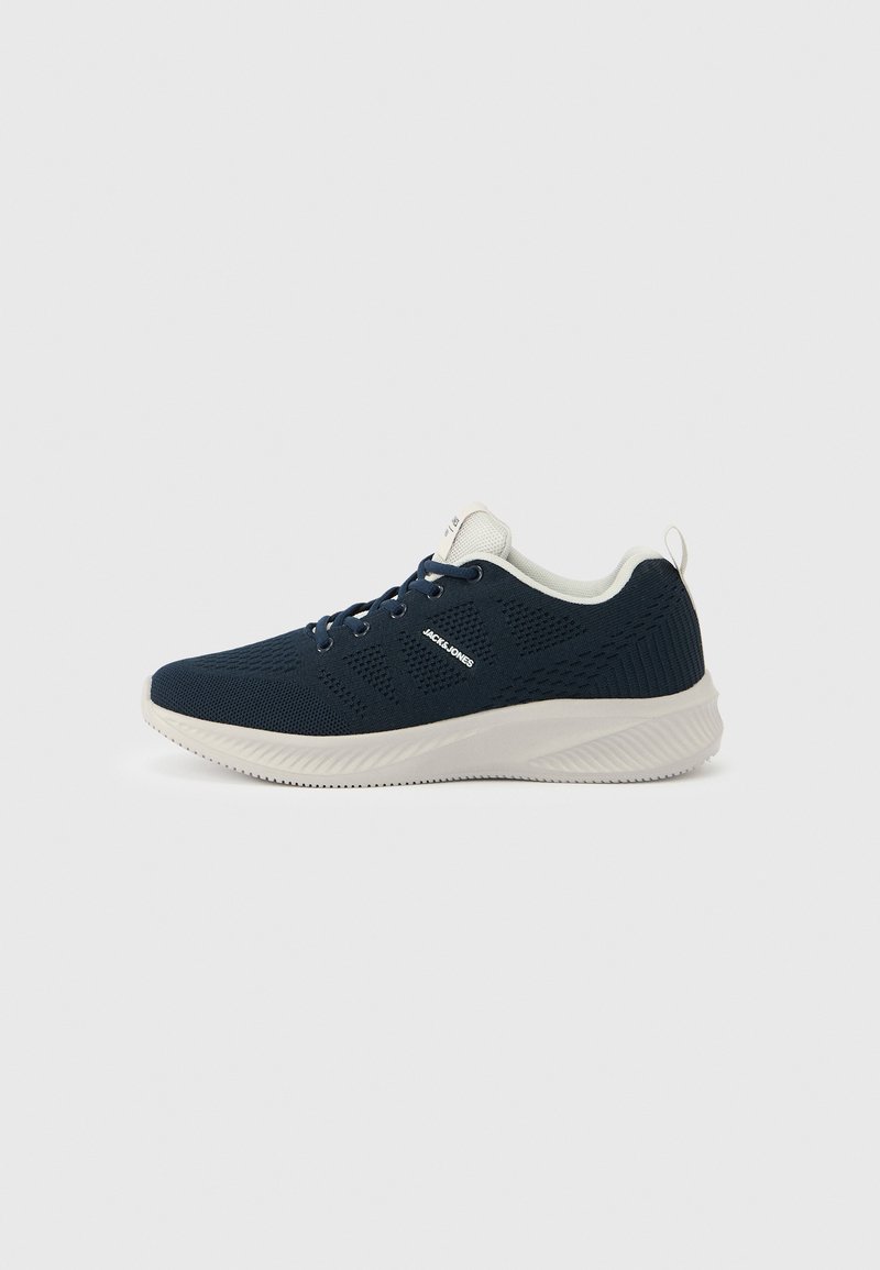 Baskets en tricot bleu marine avec semelle blanche, lacets et doublure intérieure, arborant la marque "JACK & JONES" sur le côté.
