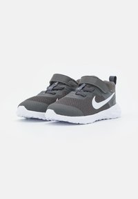 Nike Performance NIKE REVOLUTION 6 (TDV) - Sapatos para corrida em estrada - iron grey/white/smoke grey