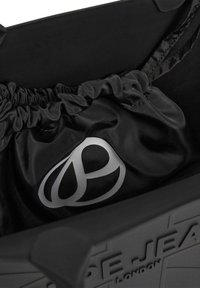 Sort totebag med en samlet stofforing. Har et sølvlogo på indersiden og struktureret brandingdetalje på ydersiden.
