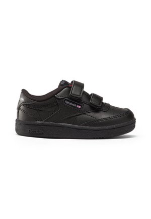 Zwarte Reebok lage sneaker met dubbele klittenbandsluitingen, gestructureerde zool en zichtbaar Reebok-logo aan de zijkant en hiel.
