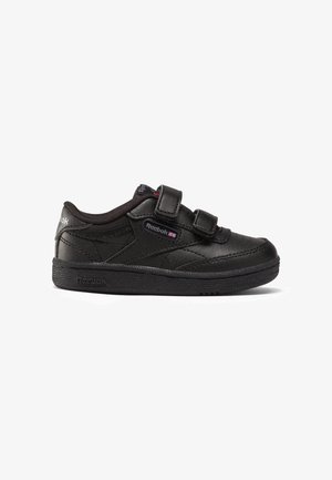 Czarny niski sneaker Reebok z podwójnymi paskami na rzepy, teksturowaną podeszwą i widocznym logo Reebok po boku i na pięcie.