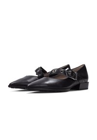Zapatos de cuero negro con un diseño de punta afilada, que cuentan con una correa con acentos metálicos y un tacón bajo y cuadrado. Textura suave en toda su superficie.