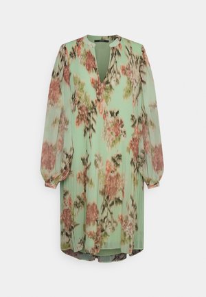 Vestido floral verde menta com mangas longas, decote em V e textura pregueada. Apresenta uma mistura de padrões florais em tons de rosa e verde por toda a parte.