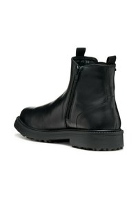 Bottines en cuir noir avec une finition lisse, fermeture éclair sur le côté, semelle en caoutchouc et talon robuste pour la durabilité et l'adhérence.