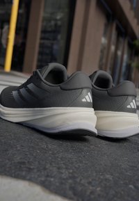 adidas Performance SUPERNOVA RISE - Zapatillas running asfalto - core black/core white/carbon