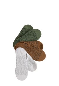 Calcetines invisibles de algodón en verde, marrón y blanco. El verde y el marrón tienen un estampado de leopardo, mientras que el blanco presenta un patrón texturizado sutil.