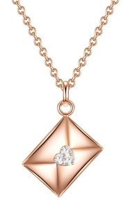 Rose gold kædedesign med en diamantformet vedhæng, der har en lille hjerteaccent prydet med fire klare ædelsten.