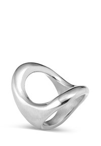 Anillo de plata con un diseño orgánico y retorcido. Superficie lisa y brillante con un centro redondeado y hueco y una banda ligeramente aplanada.