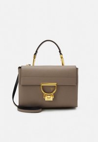 Kožna torba boje konjaka sa strukturiranim dizajnom, gornjom ručkom, odvojivim naramenicama i metalnim ukrasima zlatne boje. Ima prednju kopču za zatvaranje.