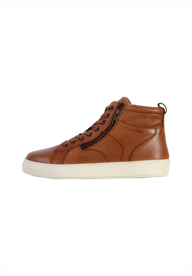 Sneaker alta in pelle marrone con suola bianca, caratterizzata da una zip laterale, lacci frontali e dettagli di cucitura discreti.