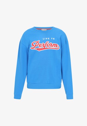 Kék, kerek nyakú pulóver fehér és piros grafikai szöveggel, melyen az áll: "LIVE TO PERFORM" az elején. Bordás mandzsetta és alsó szegély, puha szövettextúra.