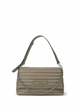 Sac à main matelassé horizontal taupe avec sangle en cuir réglable, détail de chaîne argentée et petite plaque métallique de marque à l'avant.