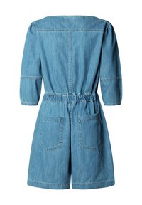 Πίσω όψη ανοιχτόχρωμου μπλε denim ολόσωμου φορμάκι με μανίκια μέχρι τον αγκώνα, ελαστική μέση και δύο μεγάλες πίσω τσέπες.