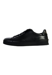 Sneaker in pelle nera con punta arrotondata, cuciture tono su tono, chiusura con laccetti e finitura liscia e opaca. Presenta un logo discreto sul tallone.