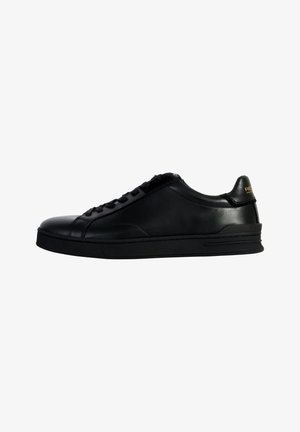 Sneaker in pelle nera con punta arrotondata, cuciture tono su tono, chiusura con laccetti e finitura liscia e opaca. Presenta un logo discreto sul tallone.