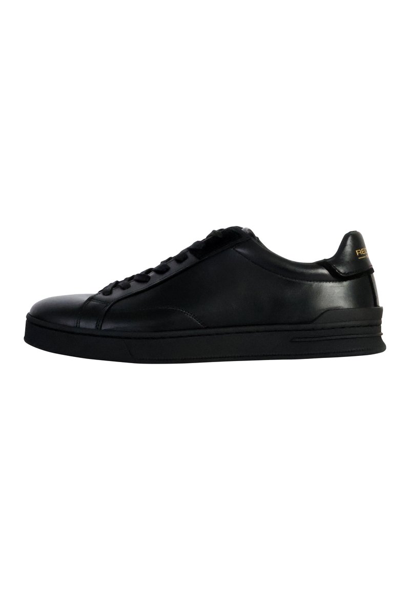 Sneaker in pelle nera con punta arrotondata, cuciture tono su tono, chiusura con laccetti e finitura liscia e opaca. Presenta un logo discreto sul tallone.