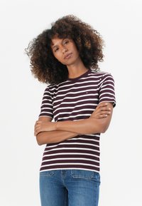 Gestreept T-shirt met korte mouwen in diep maroon met witte horizontale strepen, ronde halslijn en een klein logo-detail op de borst.
