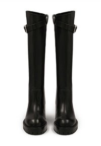 Botas de cuero negro hasta la rodilla con un acabado brillante, que presentan correas con hebillas y suelas resistentes para mayor tracción. Diseño minimalista sin patrones.