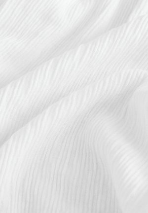 Bílá texturovaná látka s vlnitým vzorem, která má jemné rýhy a měkký, hladký povrch. Světlo se jemně odráží od materiálu.