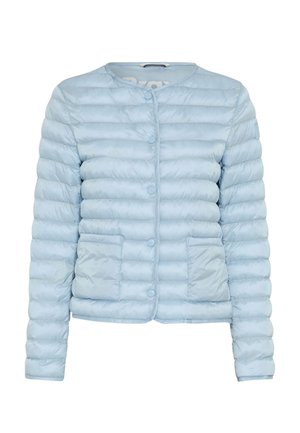 Lyseblå quiltet jakke med lange ærmer, rund halsudskæring, trykknaplukning og to forlommer med påsyet lomme.