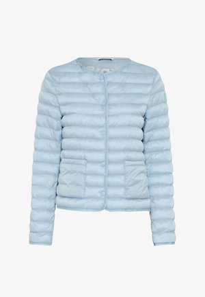 Giacca trapuntata azzurro chiaro con maniche lunghe, collo rotondo, chiusura con bottoni automatici e due tasche applicate frontali.