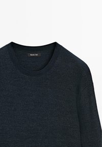 Dunkelmarineblauer gerippter Strickpullover mit Rundhalsausschnitt und Markenlabel "Massimo Dutti" im Kragen.
