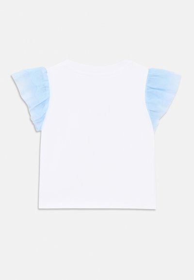 Λευκό κοντομάνικο μπλουζάκι με λεπτομέρειες από γαλάζια τούλινη βολάν στους ώμους. Κλασική εφαρμογή, στρογγυλή λαιμόκοψη και απαλή υφή βαμβακιού.