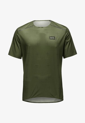 Oliwkowa sportowa koszulka krótki rękaw z subtelnym wzorem krzyżowym i małym czarnym logo "GORE" na lewej piersi.