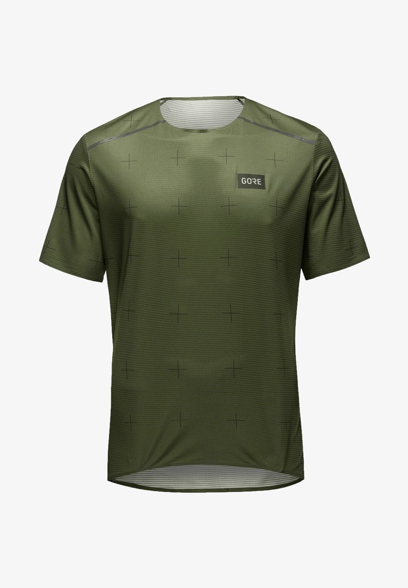 Olivově zelené sportovní tričko s krátkým rukávem, s jemným křížovým vzorem a malým černým logem "GORE" na levé straně hrudi.