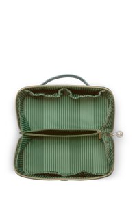 Groene stoffen cosmetica tas met gestreepte binnenkant, ritssluiting en een klein handvat, voorzien van een verdeelsectie voor organisatie.
